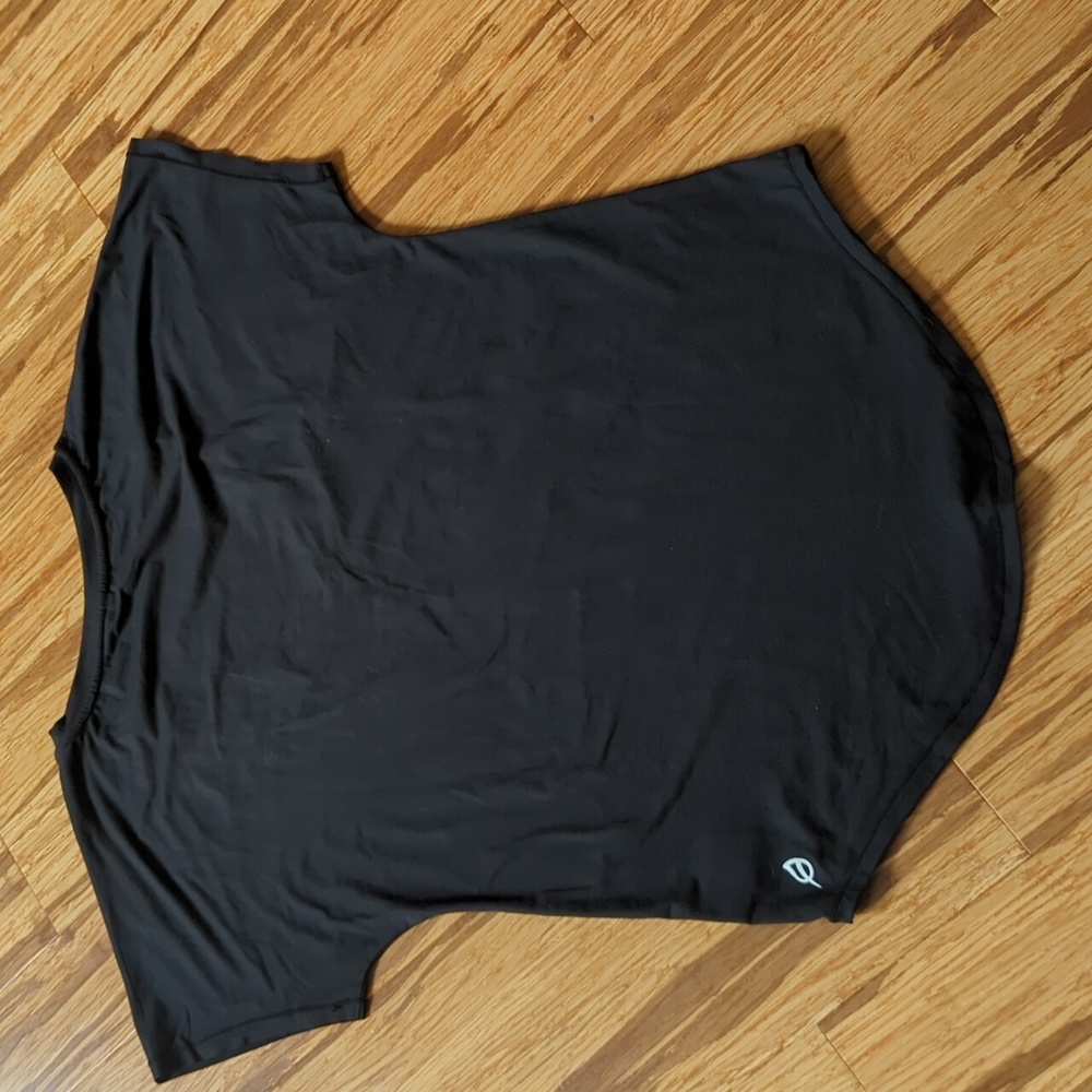 P'tula V-neck T-shirt. Black. Like new. - Picture 3 of 6